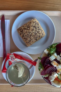 Image: Marco Verch, Menu in the canteen consisting of mixed salad with carrots, cucumber, rocket, beetroot, feta cheese and egg, with a wholemeal and tea, arranged with cutlery on a beige tray, Flickr, Creative Commons Attribution 2.0 Generic