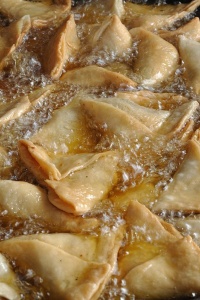 Image: Biswarup Ganguly, Frying Samosas (bn: Singara) in deep oil at Morabad, Ranchi, Wikimedia Commons, Creative Commons Attribution 3.0 Unported