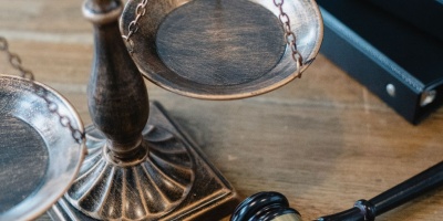 A set of balancing scales and a judges gavel. Photo by Sora Shimazaki via Pexels.