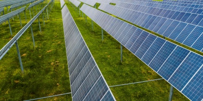 Photo of solar panels in a field. Credit: Kelly via Pexels. 