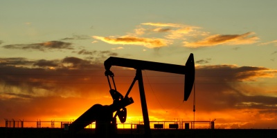 Oil rig in dusk light. Credit: Jan Zakel via Pexels. 