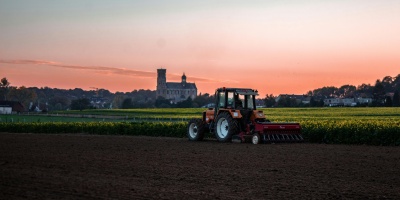 Tractor ploughing field. Credit: Nicolas Veithen via Pexels. 