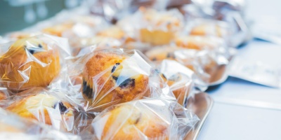 Muffins wrapped in plastic. Credit: Kuratasan via Pexels. 