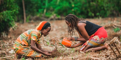 women farming in Africa, holding soil. Credit: Safari Consoler via Pexels