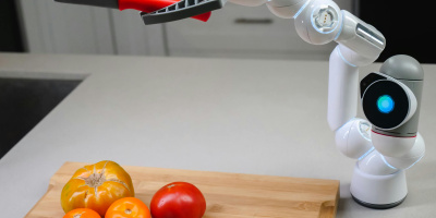 Robot cutting fruit. Credit: Kindel Media via Pexels. 