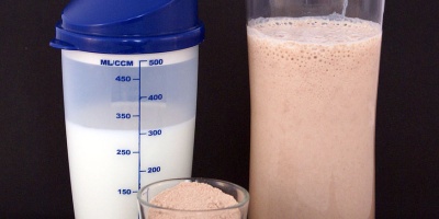 Image: Sandstein, A chocolate-flavored multi-protein nutritional supplement milkshake (right), consisting of circa 25g protein powder (center) and 300ml milk (left), Wikimedia Commons, Creative Commons Attribution 3.0 Unported