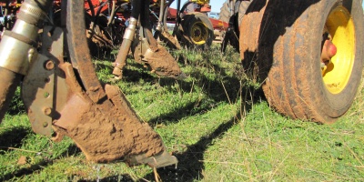 Photo: Feral Arts, “Little River Landcare Group - Machinery Conversion Field Day”, Flickr, Creative Commons license Attribution 2.0 Generic.