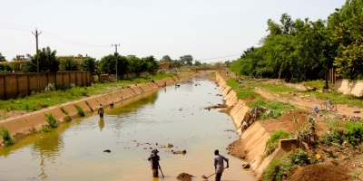 Image: Jess Attaway, Men digging in a canal in Ouagadougou, Burkina Faso, Wikimedia Commons, Creative Commons Attribution 2.0 Generic