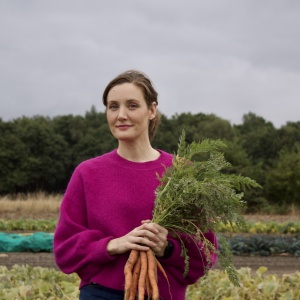 Jessica Duncan holding a bundle of carrots