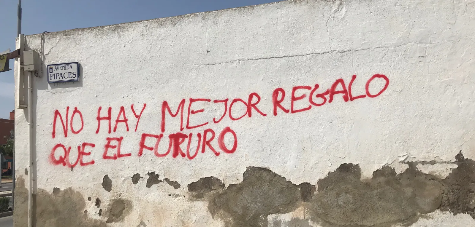 Image of graffiti on a wall in Almeria, written in Spanish, 'no hay mejor regalo que el futuro' - there is no better gift than the future