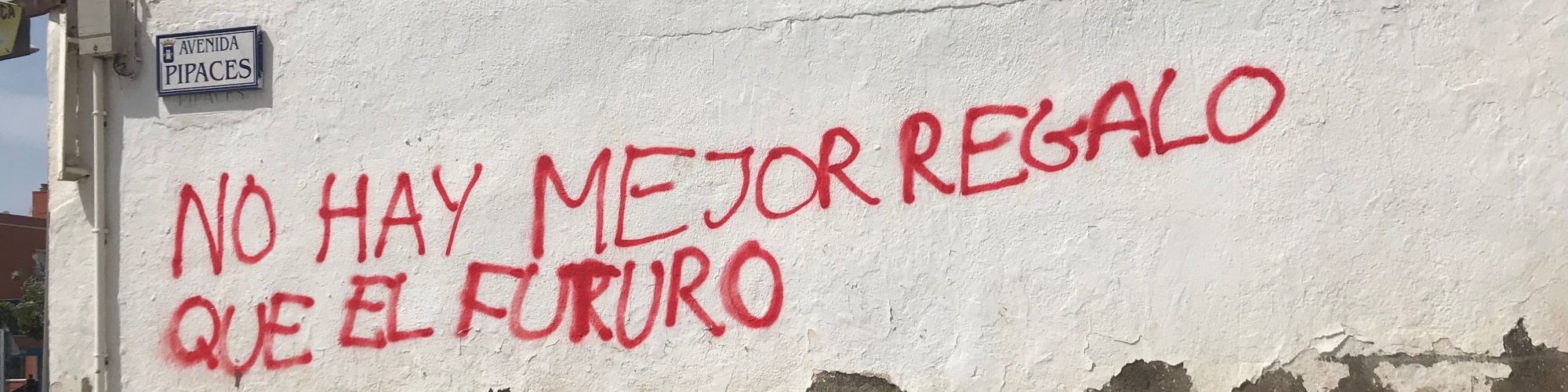 Image of graffiti on a wall in Almeria, written in Spanish, 'no hay mejor regalo que el futuro' - there is no better gift than the future