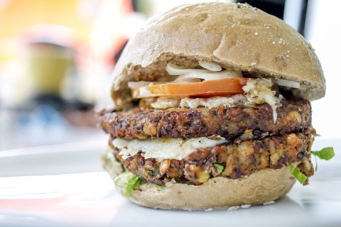 Image: Shpernik088, Vegan burger, Wikimedia Commons, Creative Commons Attribution-Share Alike 4.0 International