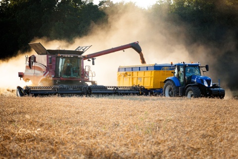 Image: ales_kartal, Harvest harvester tractor, Pixabay, CC0 Creative Commons