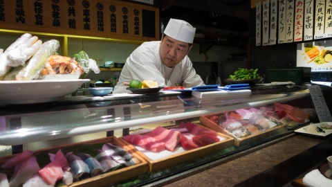 Image: Pxhere, Tsukiji Sushi Dai restaurant in Ginza, Tokyo, CC0 Public Domain