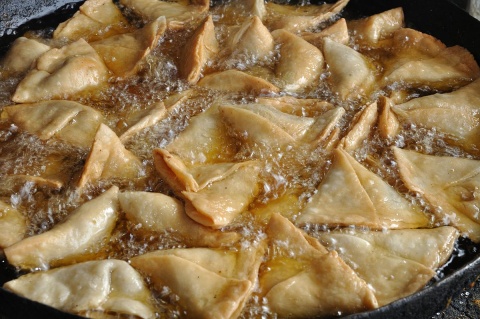 Image: Biswarup Ganguly, Frying Samosas (bn: Singara) in deep oil at Morabad, Ranchi, Wikimedia Commons, Creative Commons Attribution 3.0 Unported