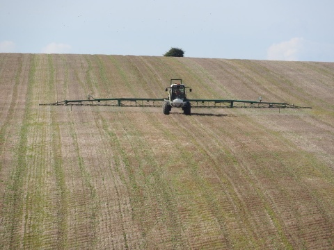 Image: Vieve Forward, Tractor spreading fertilizer(?) near Down Barn, Geograph, Creative Commons Attribution-ShareAlike 2.0 Generic