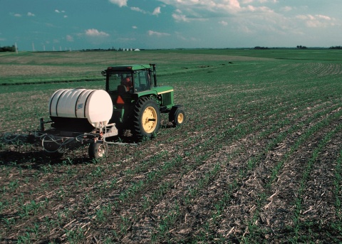 Image: Lynn Betts, USDA, Fertilizer applied to corn field, Wikimedia Commons, Public domain