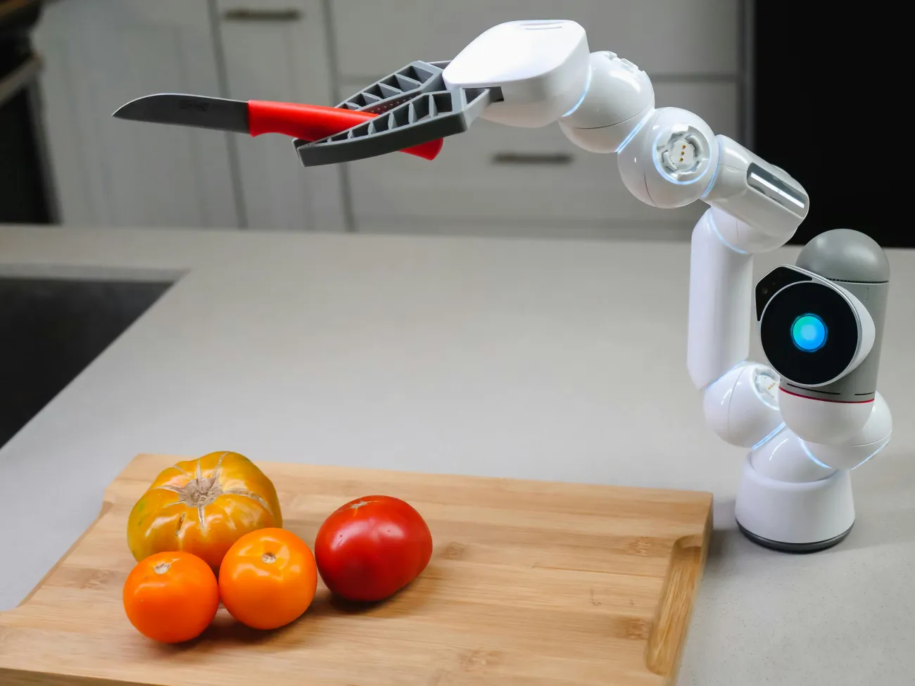 Robot cutting fruit. Credit: Kindel Media via Pexels.