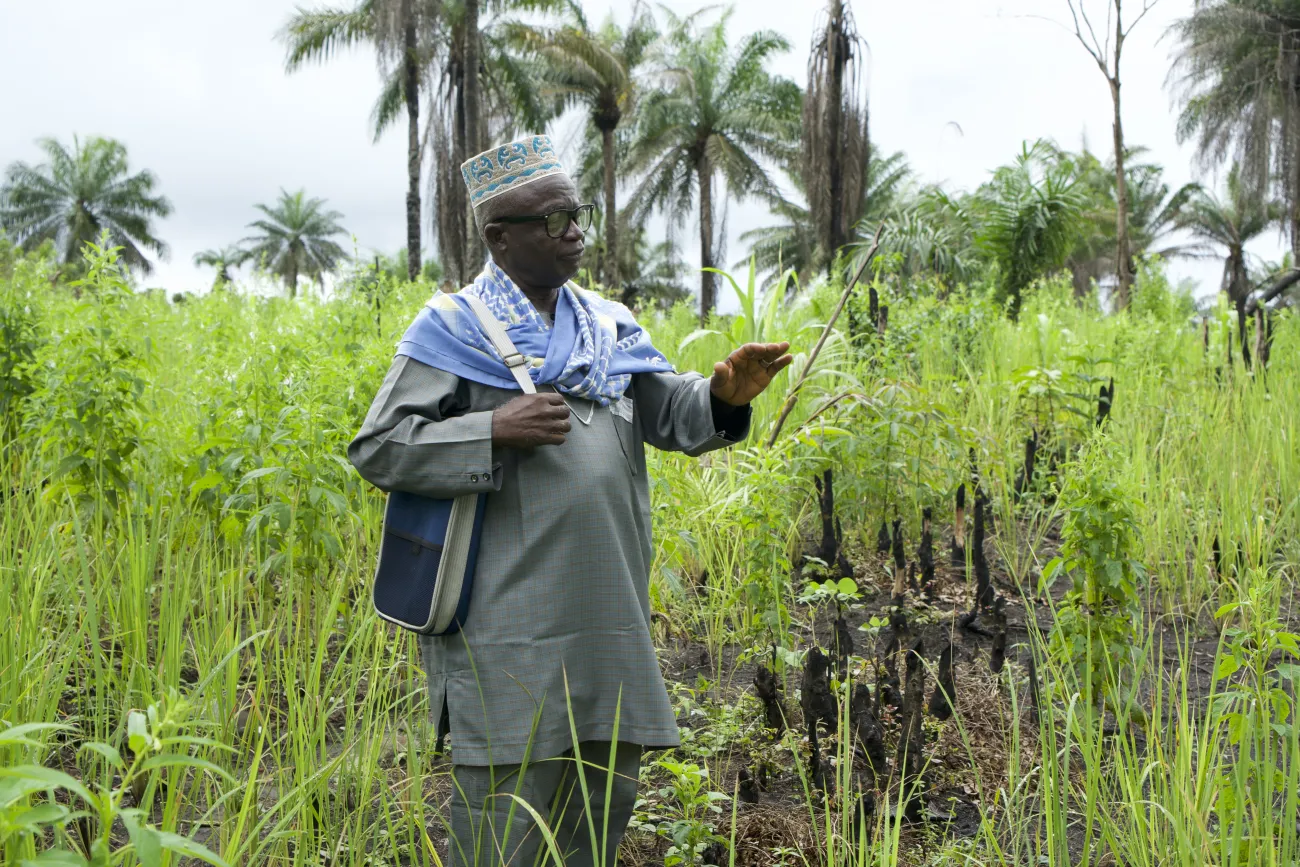 Farmer in field in SL. Credit Jack Thompson
