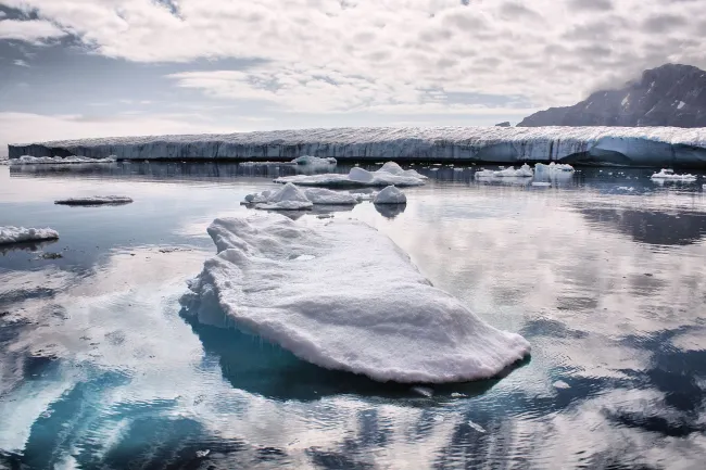 Image: Christine Zenino, Greenland Ice (4018284492), Wikimedia Commons, Creative Commons Attribution 2.0 Generic Image: Christine Zenino, Greenland Ice (4018284492), Wikimedia Commons, Creative Commons Attribution 2.0 Generic