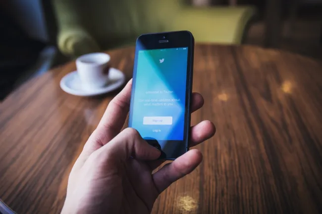 Image: Pxhere, Smartphone hand, CC0 Public Domain Image: Pxhere, Smartphone hand, CC0 Public Domain
