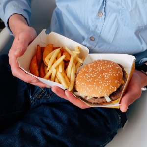 Photo of a burger and chips in single use packaging. Photo by ready made via Pexels.