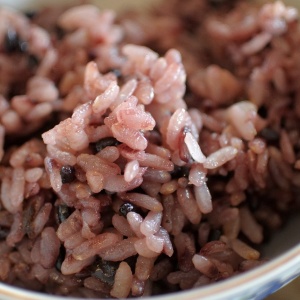 Image: bowl of cooked red rice. Photo by jirreaux via Pixabay