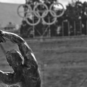 Picture of a sculpture depicting an athlete doing discus. Credit: Frans Van Heerden via Pexels. 