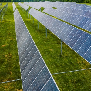 Photo of solar panels in a field. Credit: Kelly via Pexels. 