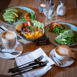 Photo of healthy meals in restaurant. Credit: Duong Hoa via Pexels