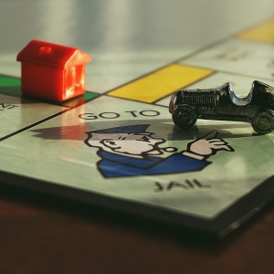 Picture of monopoly board. Credit Suzy Hazelwood via pexels