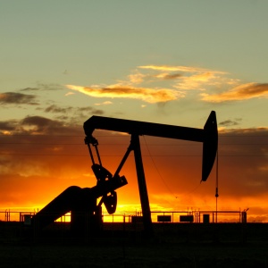 Oil rig in dusk light. Credit: Jan Zakel via Pexels. 