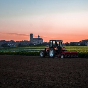 Tractor ploughing field. Credit: Nicolas Veithen via Pexels. 