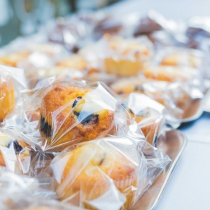 Muffins wrapped in plastic. Credit: Kuratasan via Pexels. 