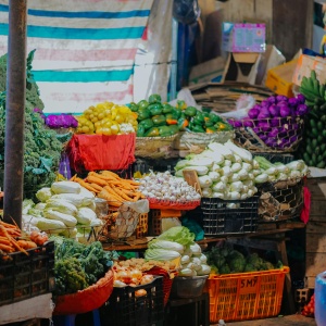 Photo of fruit and veg market. Credit Minan via Pexels. 