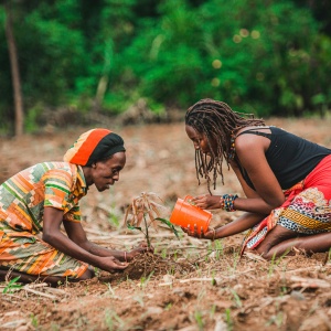 women farming in Africa, holding soil. Credit: Safari Consoler via Pexels