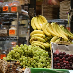 Picture of fruit in shop. Credit Allan Gonzalez via Pexels. 