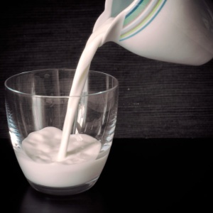 Image: Libreshot, Milk is poured into a glass, Public domain