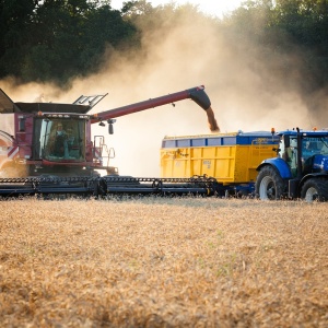 Image: ales_kartal, Harvest harvester tractor, Pixabay, CC0 Creative Commons