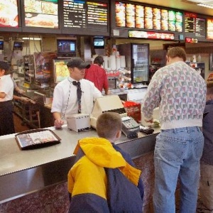 Photo: USDA, People eating out at a fast food restaurant, Flickr, creative commons licence 2.0
