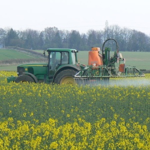 Image: Brian Robert Marshall, Crop spraying near St Mary Bourne, Wikimedia Commons, Creative Commons Attribution-Share Alike 2.0 Generic