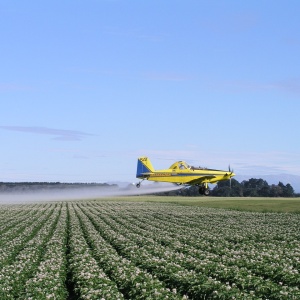 Image: sbj04769, Spray plane agriculture, Pixabay, CC0 Creative Commons