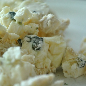 Image: cookbookman17, Crumbled Blue Cheese, Flickr, Creative Commons Attribution 2.0 Generic 