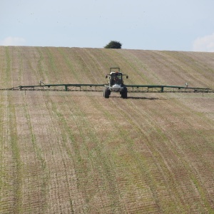 Image: Vieve Forward, Tractor spreading fertilizer(?) near Down Barn, Geograph, Creative Commons Attribution-ShareAlike 2.0 Generic