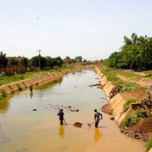 Image: Jess Attaway, Men digging in a canal in Ouagadougou, Burkina Faso, Wikimedia Commons, Creative Commons Attribution 2.0 Generic